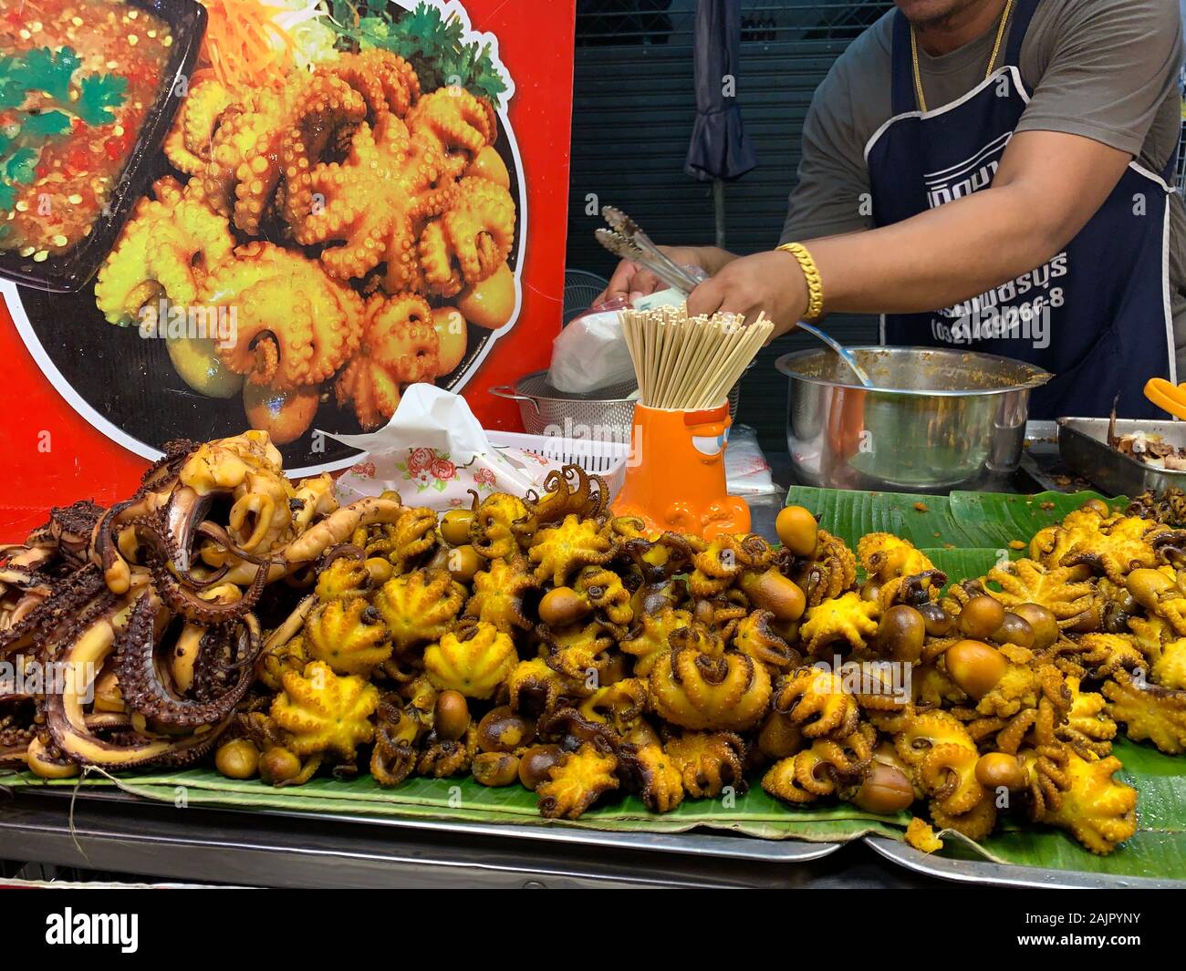 Polipo cotti nel mercato notturno di Bangkok di notte Foto Stock