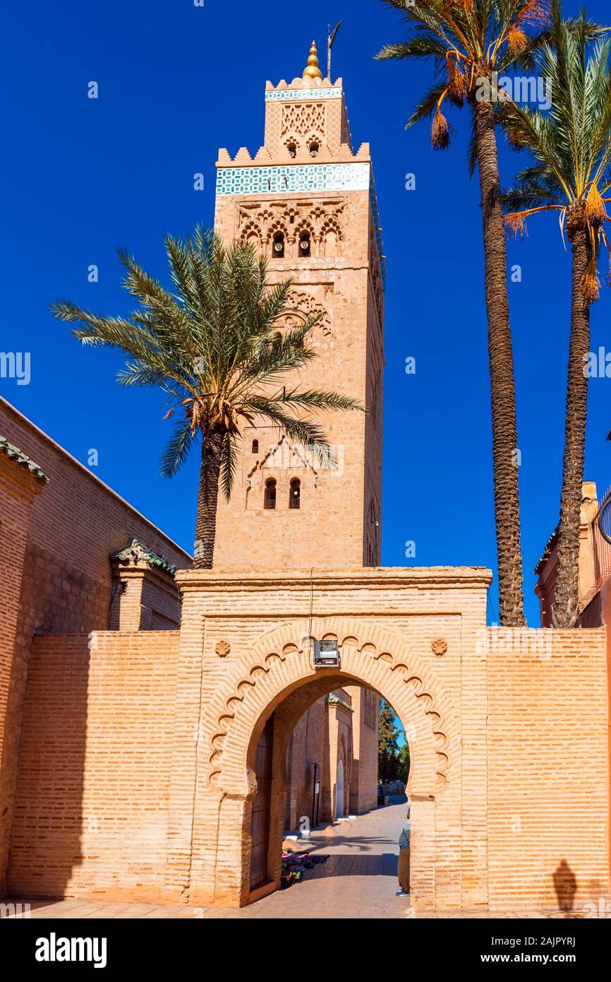 La Moschea di Koutoubia su uno sfondo di cielo blu, Marrakech, Marocco. In verticale Foto Stock
