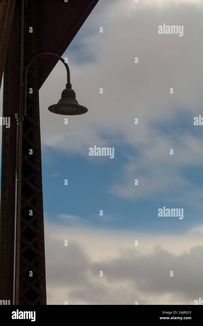 Lampada di inverni' famoso storico treno a traliccio ponte e copia sky-spazio con le nuvole e il colore blu Foto Stock