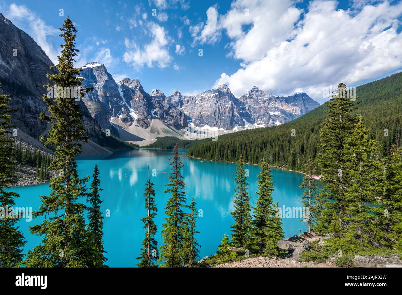 Il Moraine Lake durante l'estate nel Parco Nazionale di Banff, Canadian Rockies, Alberta, Canada. Foto Stock
