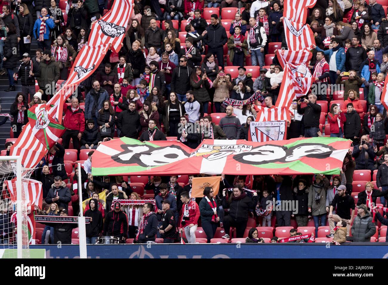 Bilbao, Paesi Baschi. Gen 5, 2020. Sostenitori atletici mostrano una grande bandiera durante il gioco tra Athletic Bilbao e FC Barcellona a stadio di San Mames a Bilbao. Domenica 5 gennaio 2020. Credit: Edu Del Fresno/ZUMA filo/Alamy Live News Foto Stock