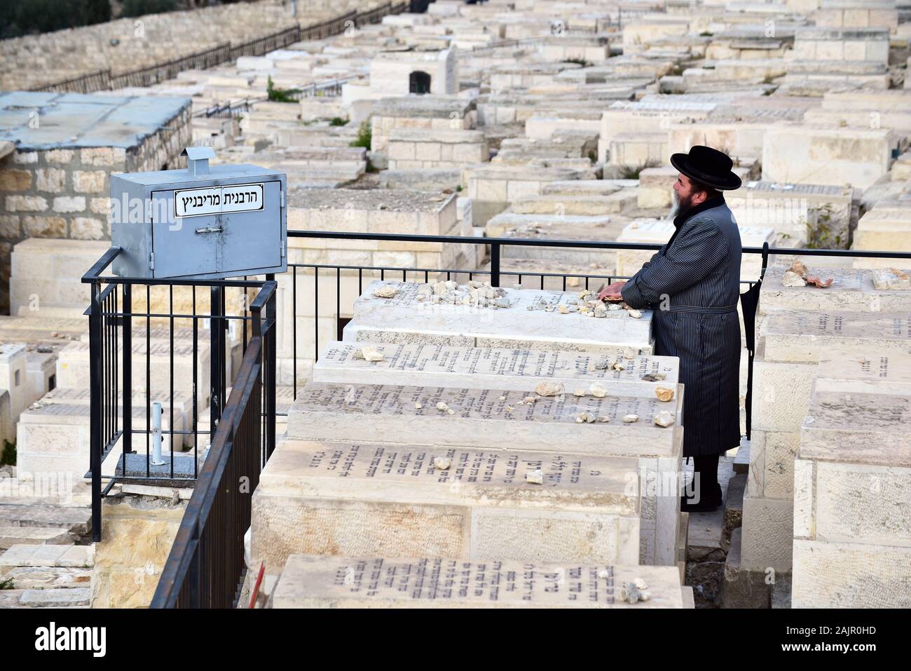 Hasidic preghiera sul monte degli ulivi cimitero ebraico Foto Stock