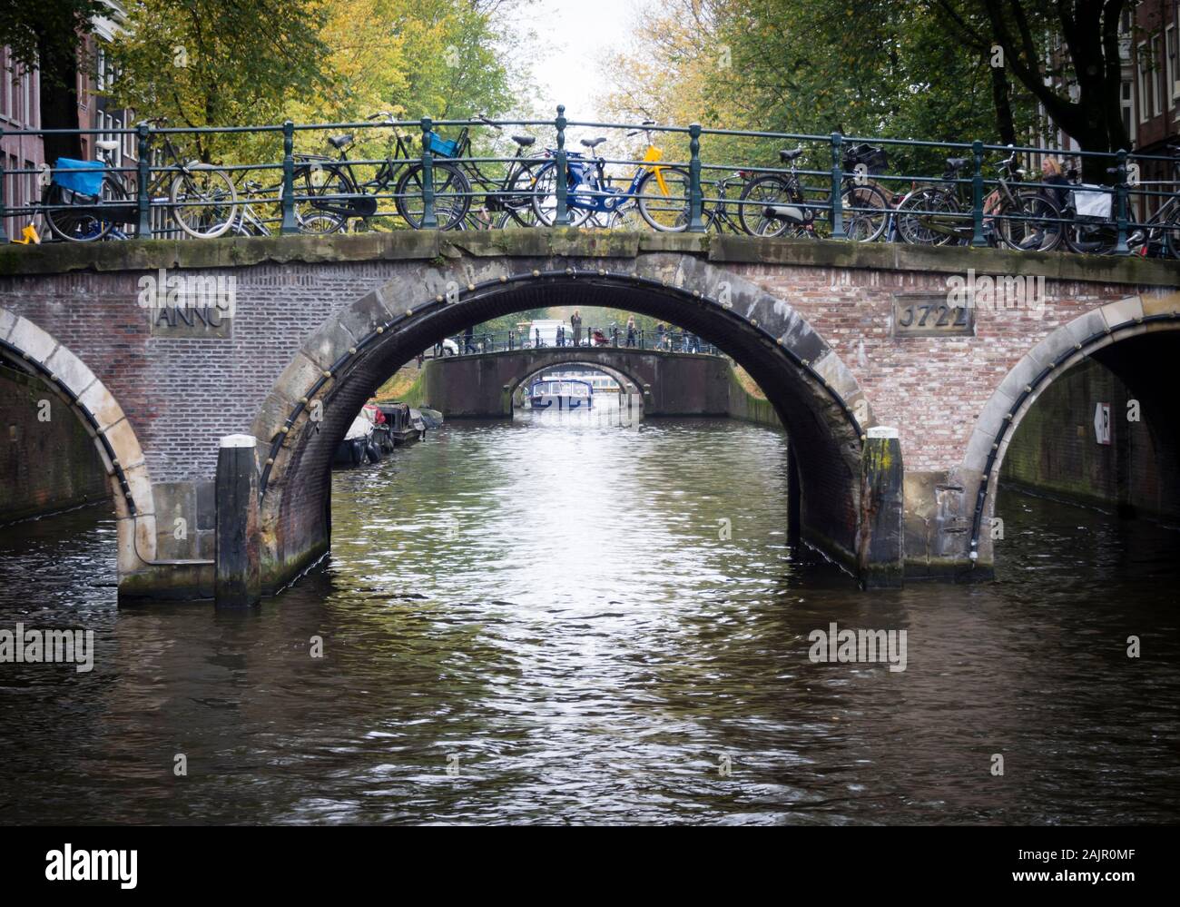 Le biciclette parcheggiate su un vecchio canale di Amsterdam ponte Reguliersgracht nel centro storico della città. Foto Stock
