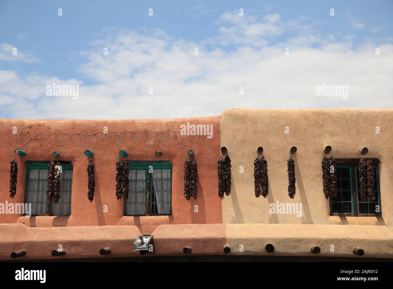 Adobe Architecture, Dried Chilis, Chili Ristras, Taos Plaza, Historic District, Taos, New Mexico, Usa Foto Stock