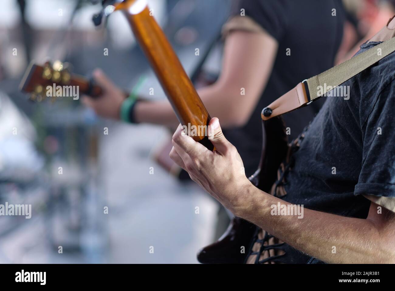 Le mani di un musicista a suonare in un concerto su una chitarra elettrica Foto Stock Le mani di un musicista a suonare in un concerto su una chitarra elettrica Foto Stock
