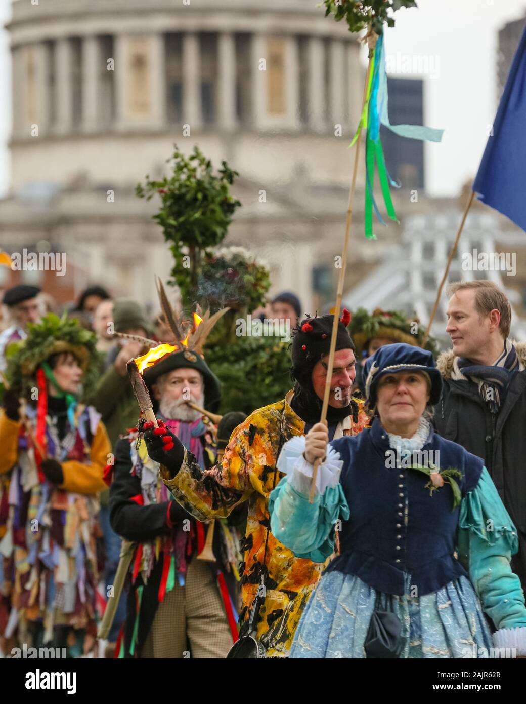 Londra, Regno Unito. 5° gennaio 2020. Il venticinquesimo dodicesimo annuale celebrazione notturna, un antico Midwinter personalizzato, è tenuto a Bankside, eseguita da 'i Lions parte' giocatori. L'Holly uomo, ricoperto di fogliame verde viene convogliata sul Fiume Tamigi. Egli è entrato a far parte da Londra, Mummers per toast (wassail) il popolo e eseguire freestyle popolare gioco di combattimento in costumi colorati. La processione si muove lungo il fiume, il Shakespeares Globe e al St George Inn Southwark. Credito: Imageplotter/Alamy Live News Foto Stock