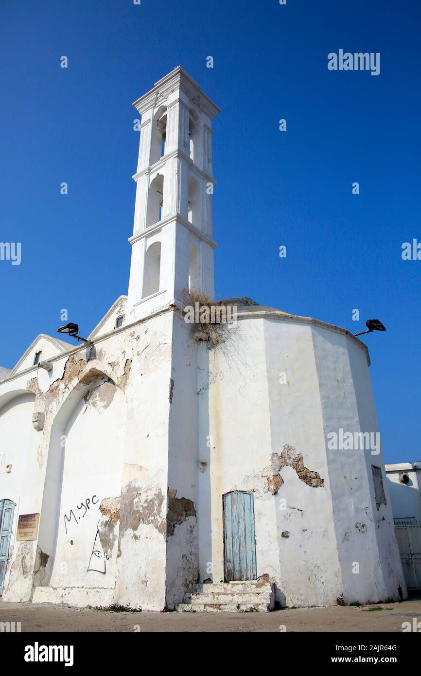 Renovierungsbedüftige griechisch orthodoxe Erzengel Michael Kirche mit Ikonenmuseum, Girne / Kyrenia, Türkische Republik Nordzypern Foto Stock