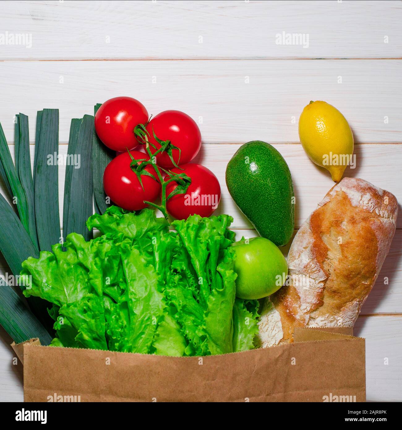 Sacchetto di carta di diversa della salute alimentare su bianco sullo sfondo di legno. Vista superiore Foto Stock