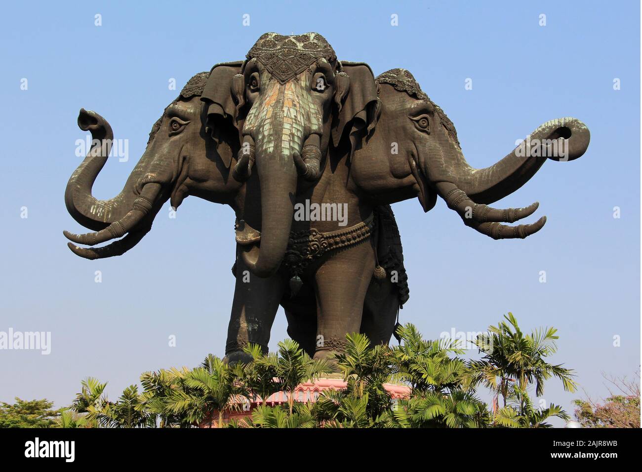 Il Erawan Elefanti sulla sommità del suo piedistallo presso il Museo di Erawan Bangkok Foto Stock