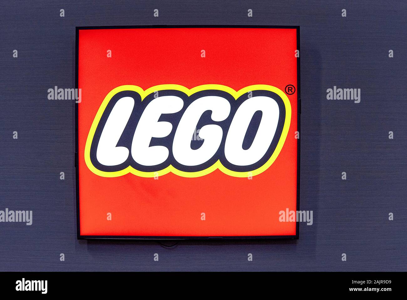 Berlino - 03 GEN: LOGO LEGO sul muro di fronte all'ingresso del negozio di giocattoli Lego a Berlino il 03 gennaio. 2020 in Germania. Foto Stock