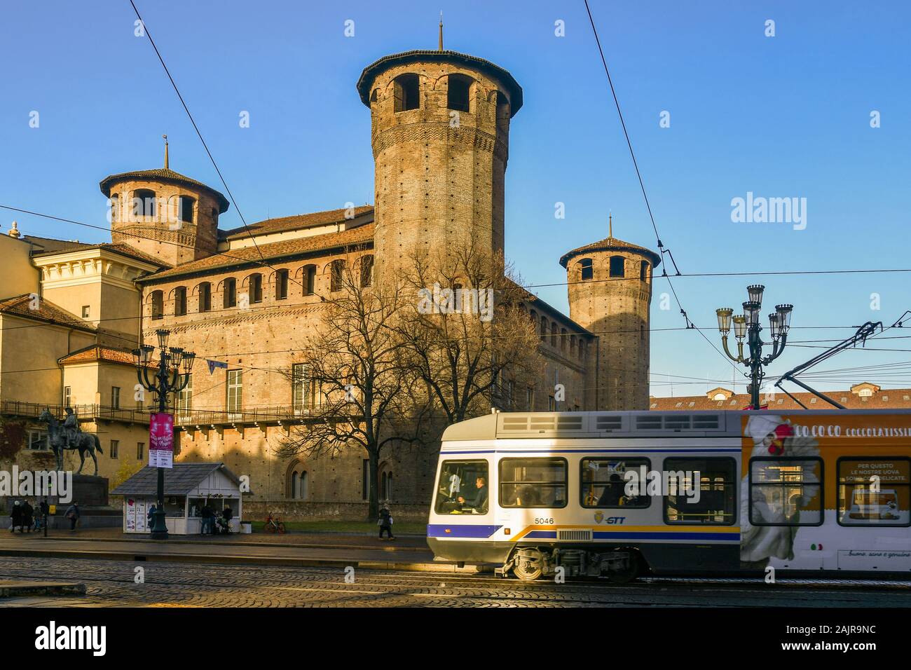 Vista panoramica di Piazza Castello nel centro della città di Torino con un tram che passa di fronte casaforte degli Acaja fortezza medievale, Piemonte, Italia Foto Stock