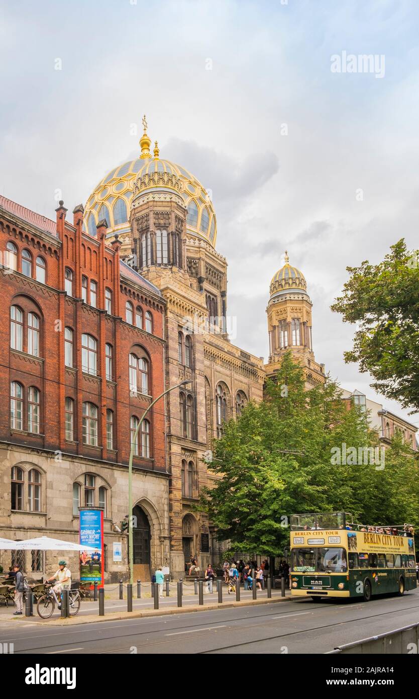 La nuova sinagoga, sightseeing bus sulla Oranienburger Strasse Foto Stock