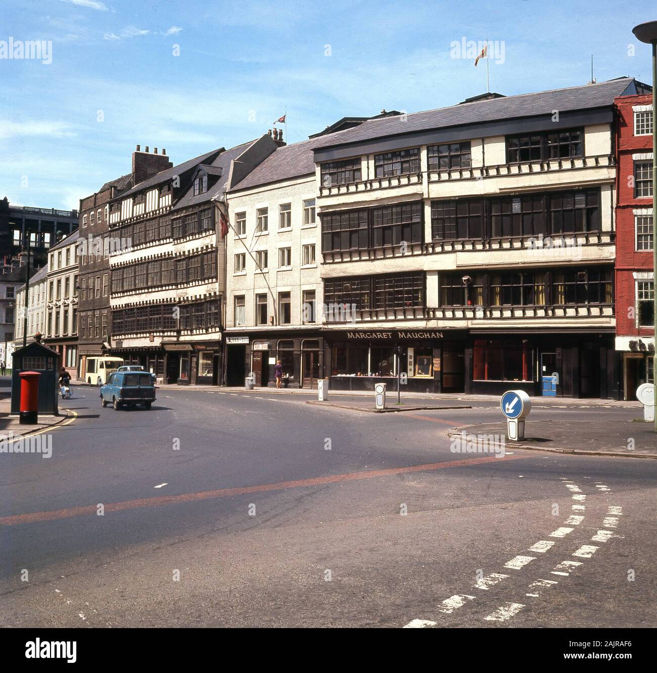 1960s, storiche, Case di mercanti a graticcio Del Xvii secolo, Sandhill, Quayside, Newcastle Upon Tyne, Inghilterra, Regno Unito. La casa Surtees a cinque piani è vista sulla sinistra. Sandhill si trova accanto al fiume, accanto al Ponte Swing, dove un tempo sorgeva il ponte medievale. Foto Stock