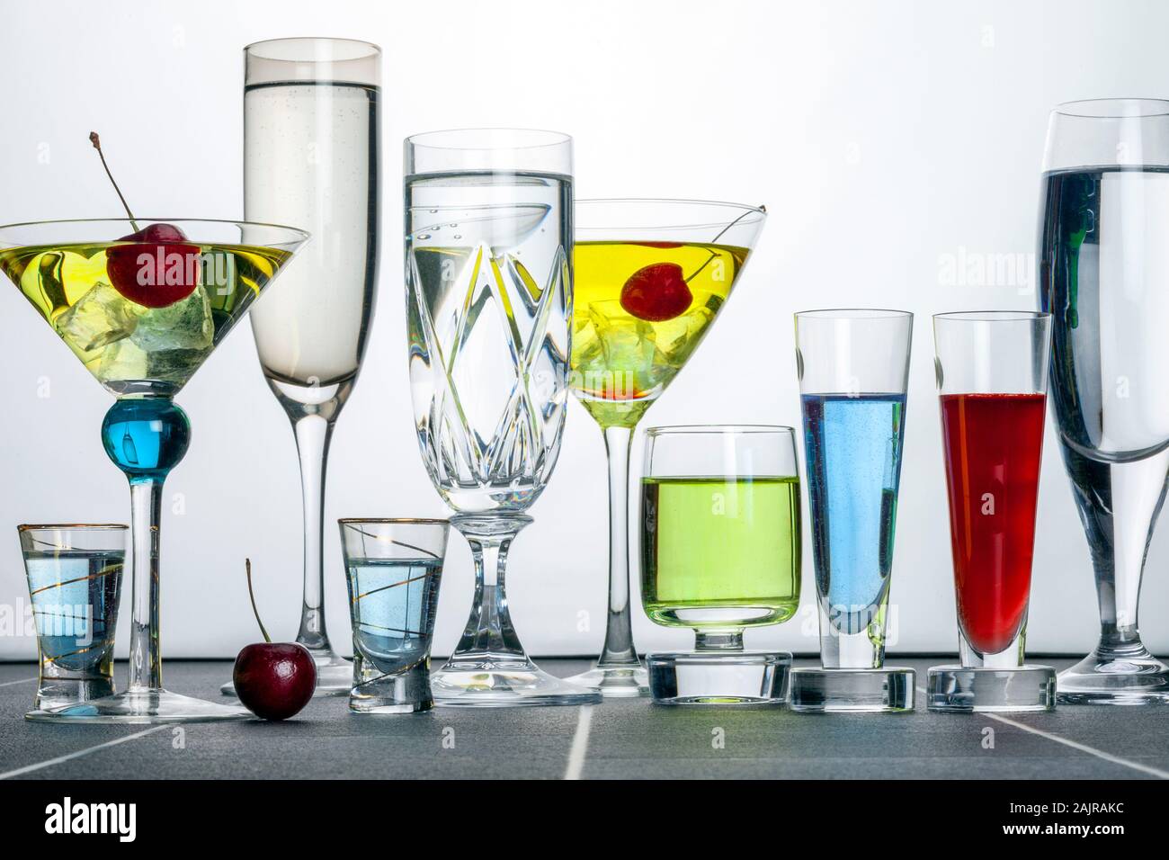 Una vasta gamma di cocktail alcolico - Un cocktail è una bevanda alcolica con uno o più liquori miscelati con altri ingredienti come succo di frutta aromatizzato, Foto Stock