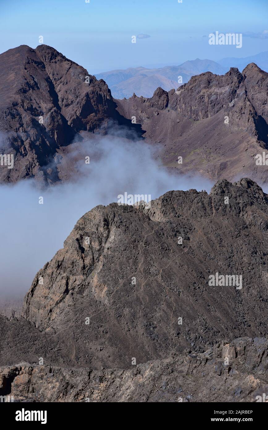 Vista dal vertice di Jbel Toubkal la montagna più alta in Africa del nord e si affaccia sulle cime delle circostanti montagne Atlas, Marocco, Africa. Foto Stock