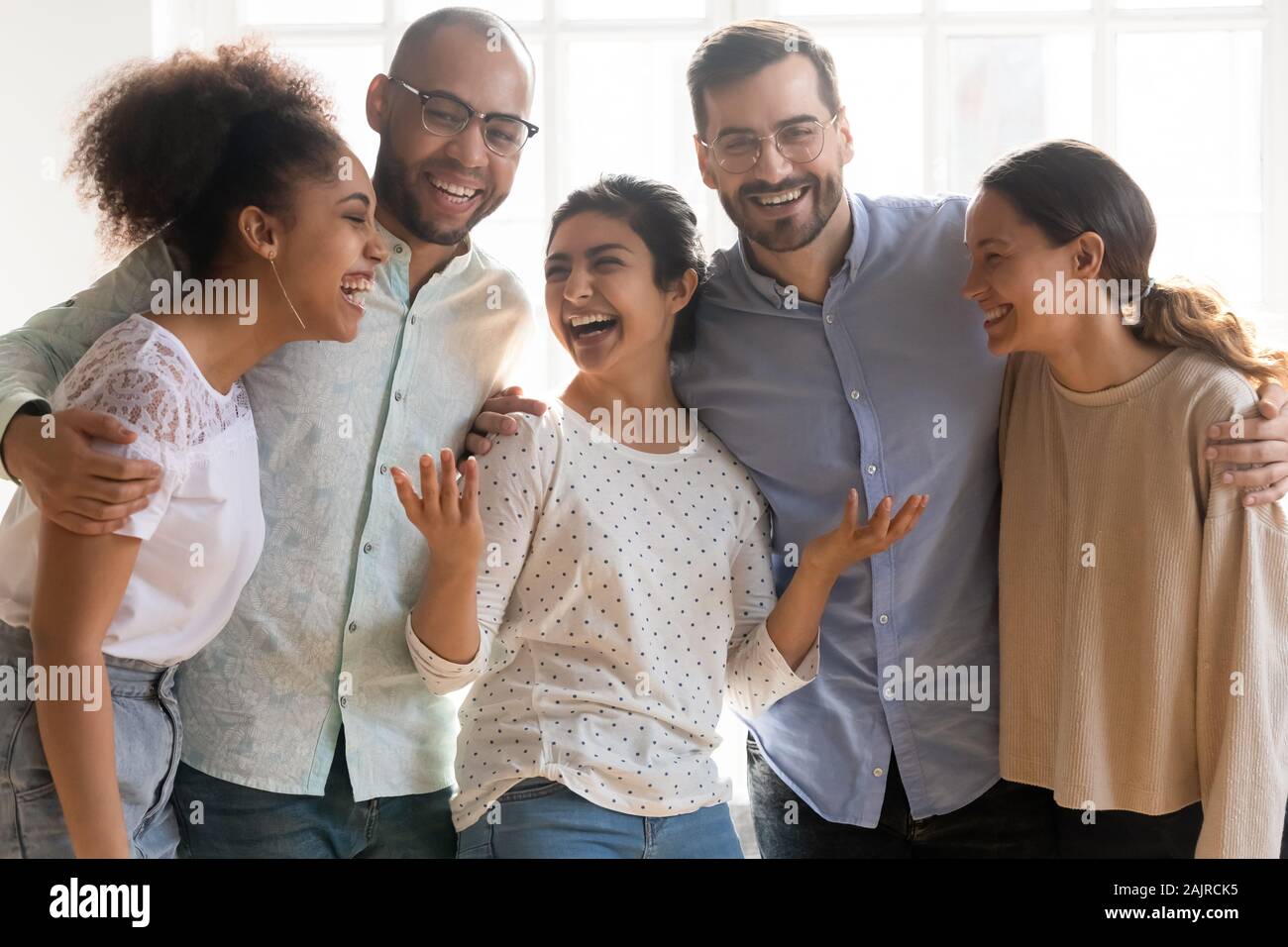 Ritratto di multirazziale amici millenaria che posano per una foto Foto Stock