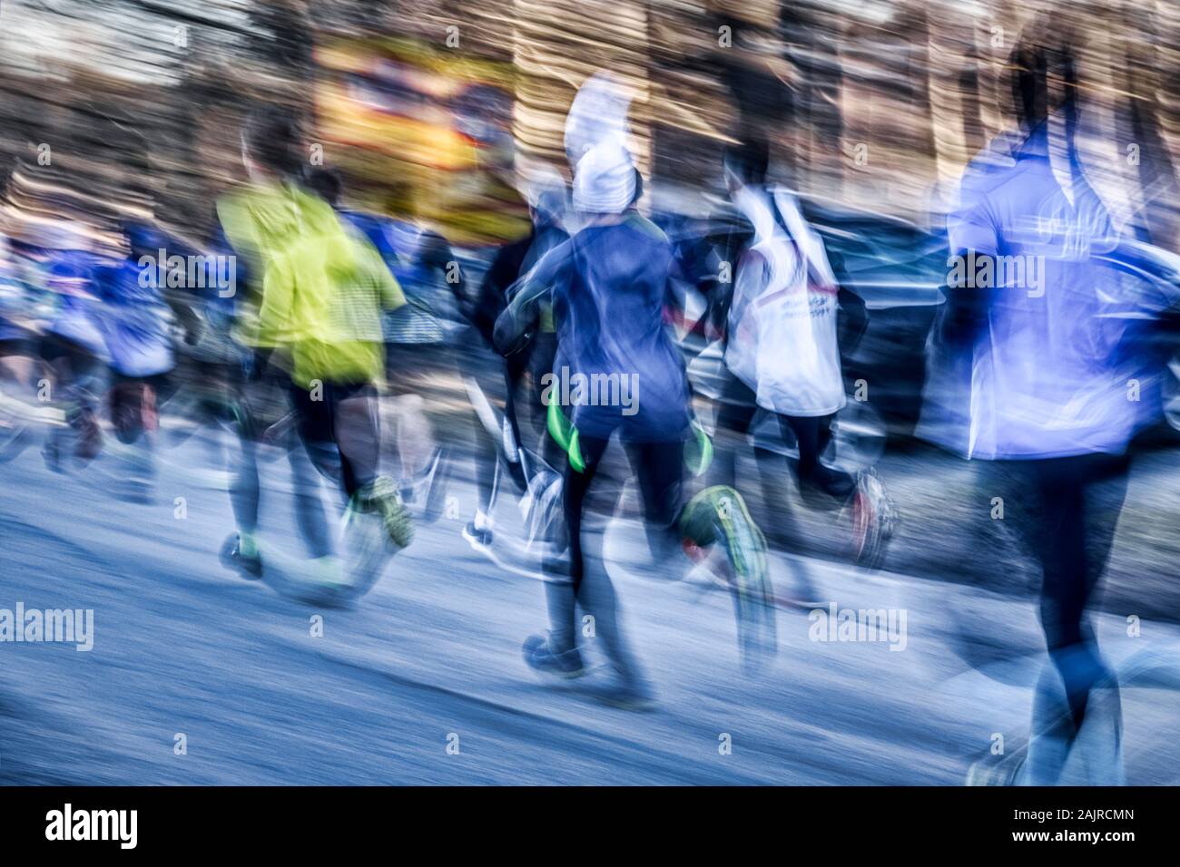 Un gruppo di persone in esecuzione in un concorso invernale in Svezia Foto Stock