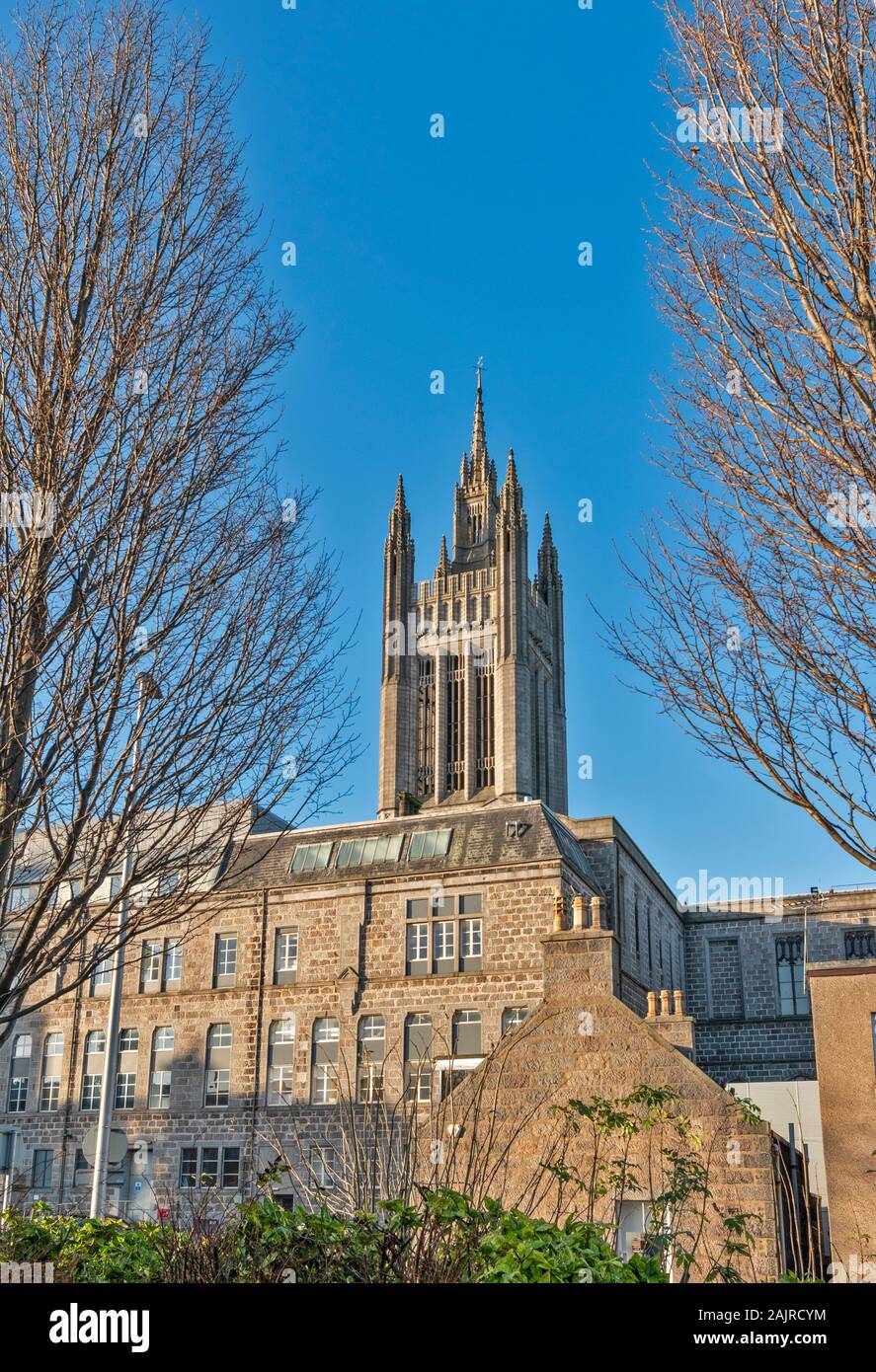 La città di Aberdeen Scotland la mitica Torre MITCHELL AL MARISCHAL COLLEGE e case circostanti Foto Stock