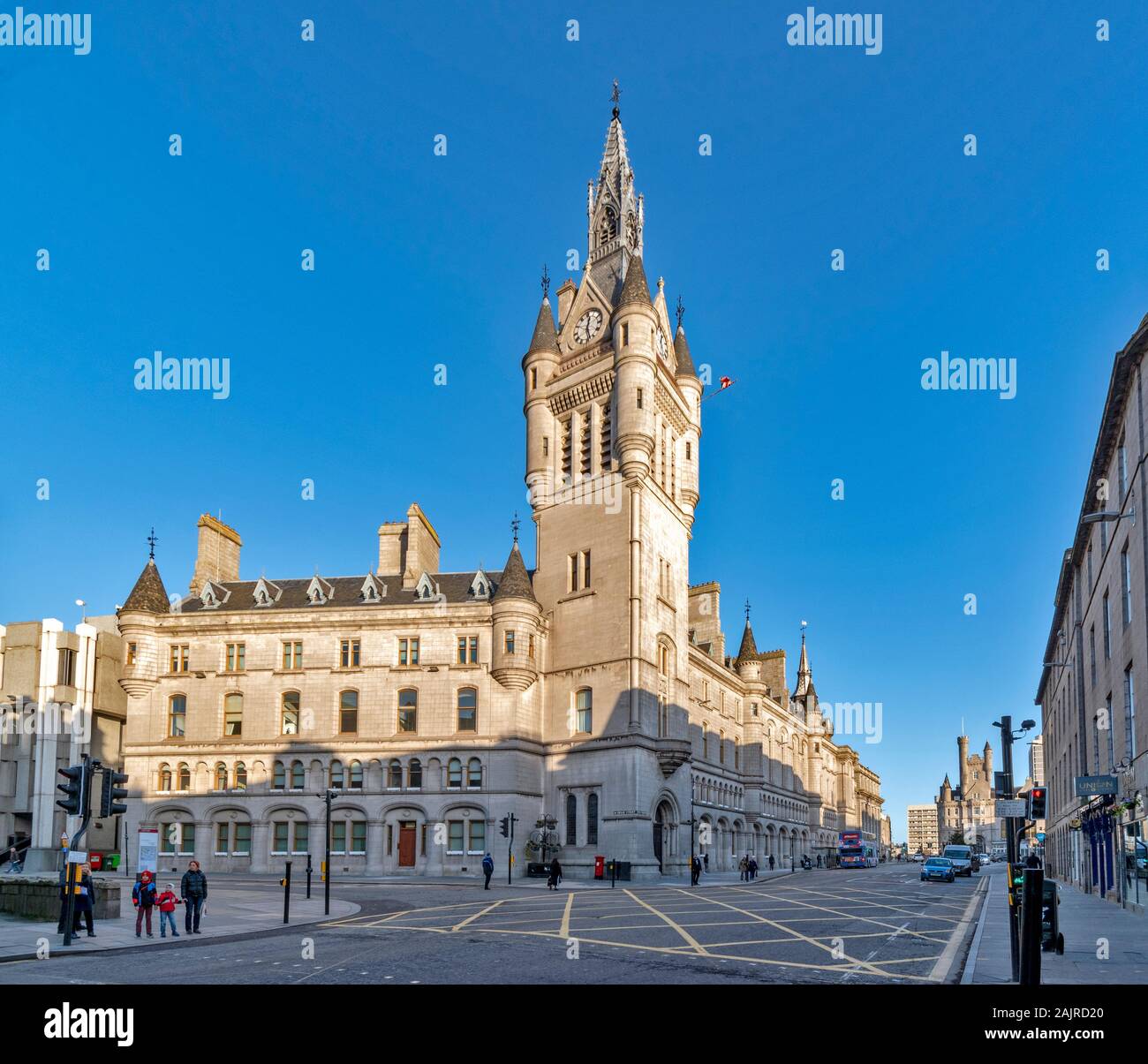 La città di Aberdeen Scotland iconici TOWN HOUSE edificio torre orologio E VISTO DA UNION STREET Foto Stock