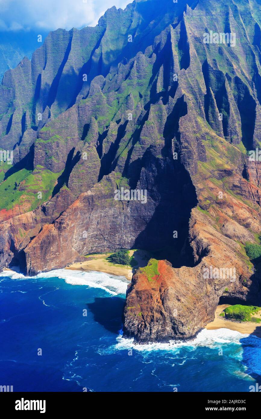 Vista aerea della spettacolare costa di Na Pali, Kauai, Hawaii. Foto Stock