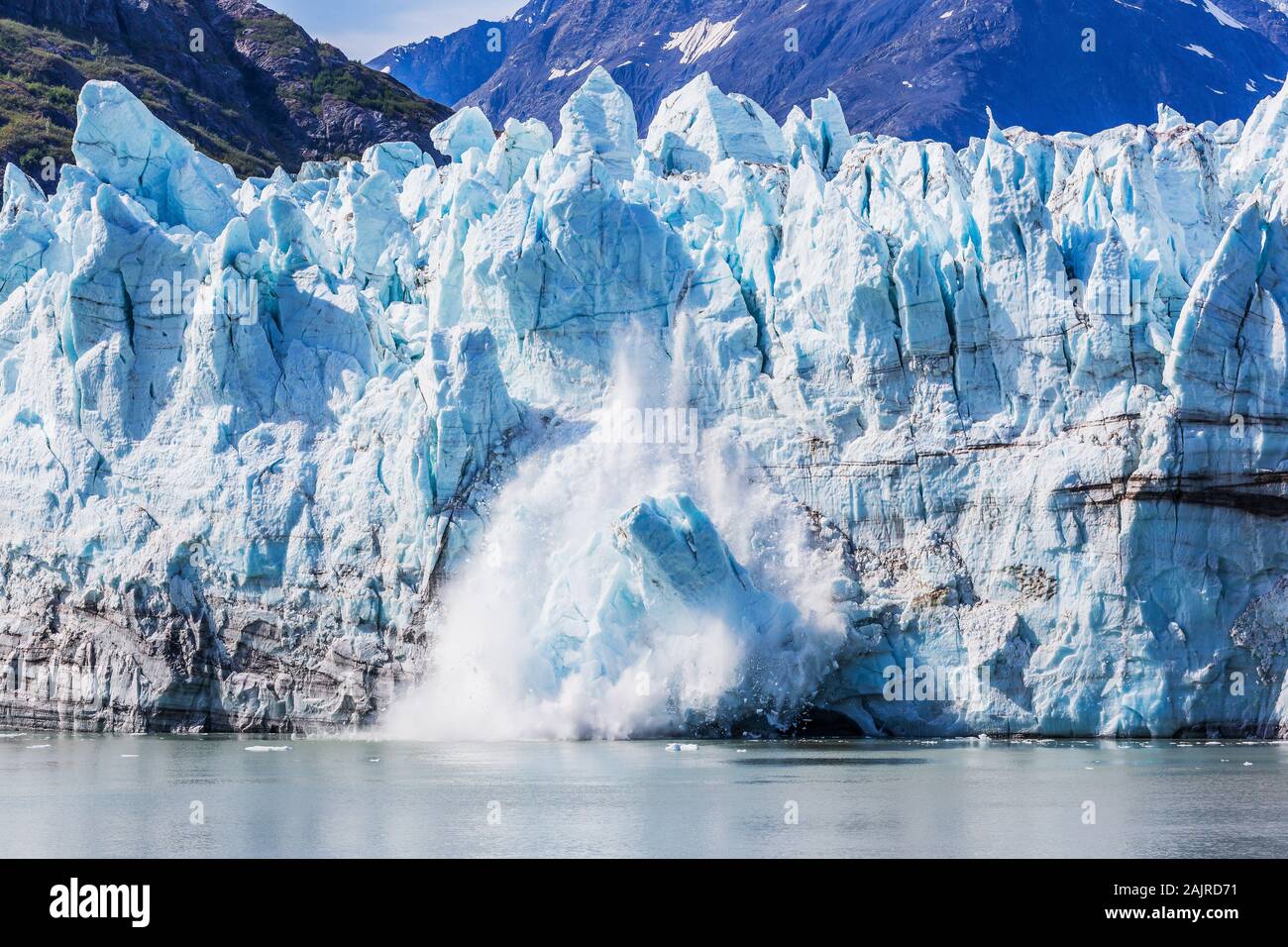 L'Alaska. Il ghiaccio claving presso il ghiacciaio Margerie nel Parco Nazionale di Glacier Bay. Foto Stock