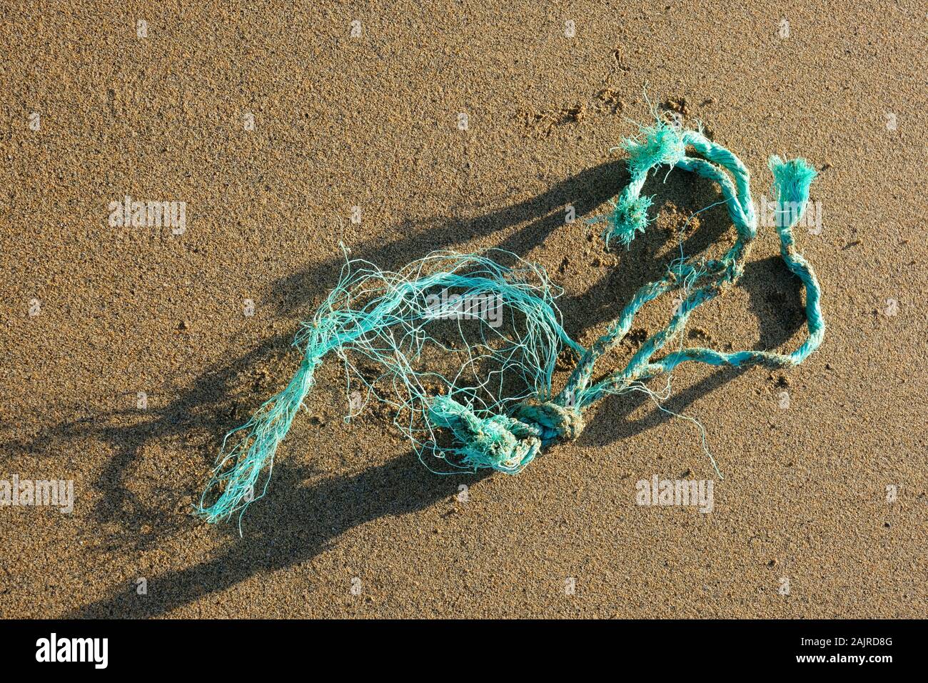 Rifiuti plastici causando problemi di inquinamento su di una spiaggia di sabbia - Giovanni Gollop Foto Stock