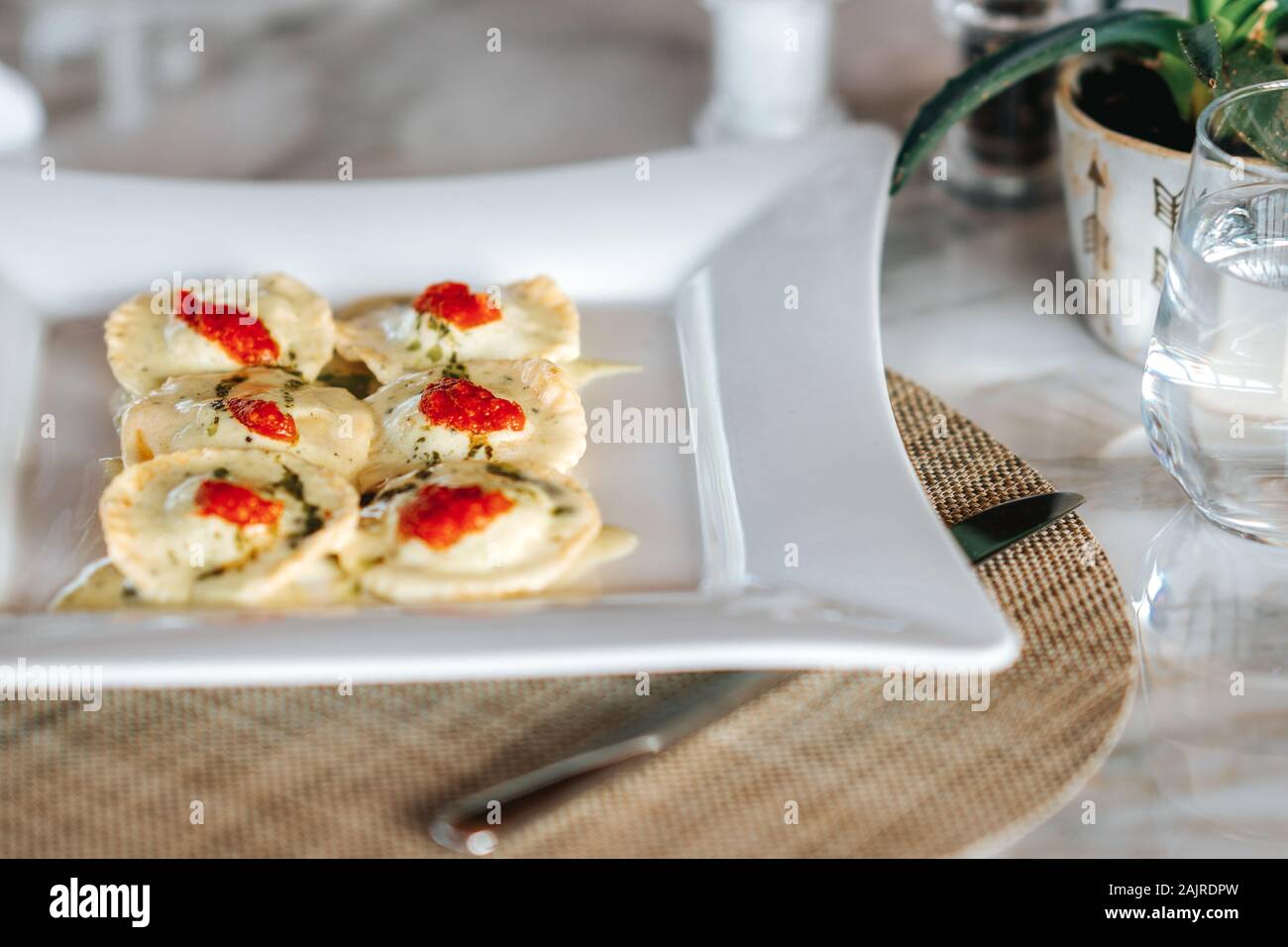 Una deliziosa ravioli è servita in un elegante ristorante o albergo. Foto Stock