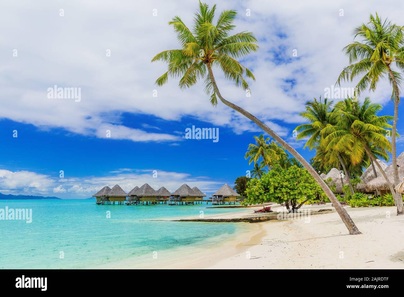 Bungalow sull'acqua del resort tropicale, isola di Bora Bora, vicino a Tahiti, Polinesia francese. Foto Stock