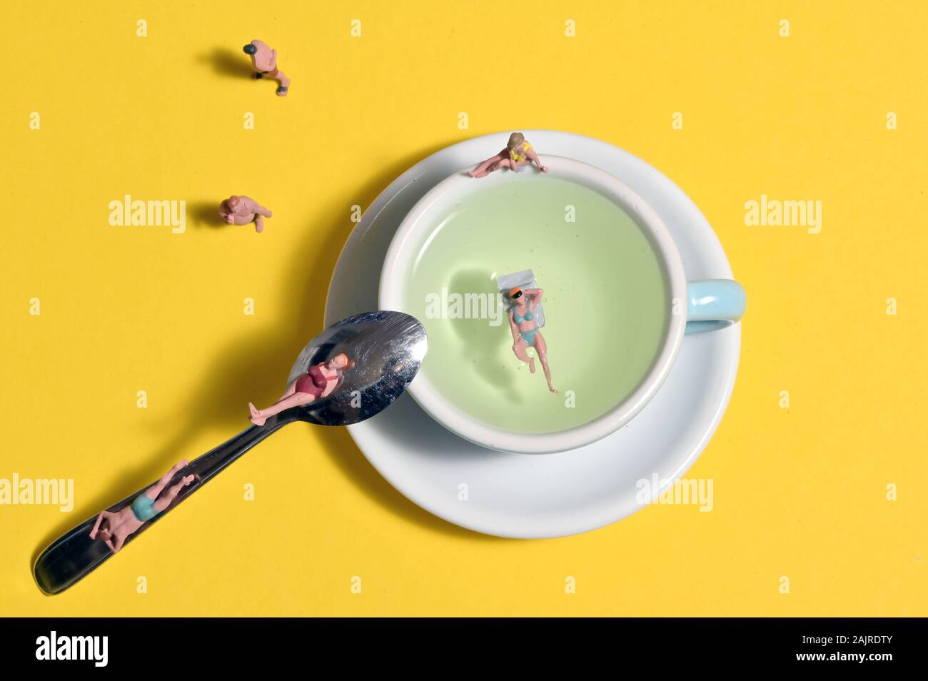 Persone in miniatura permanente sulla spiaggia o far scorrere acqua a Aquapark Foto Stock