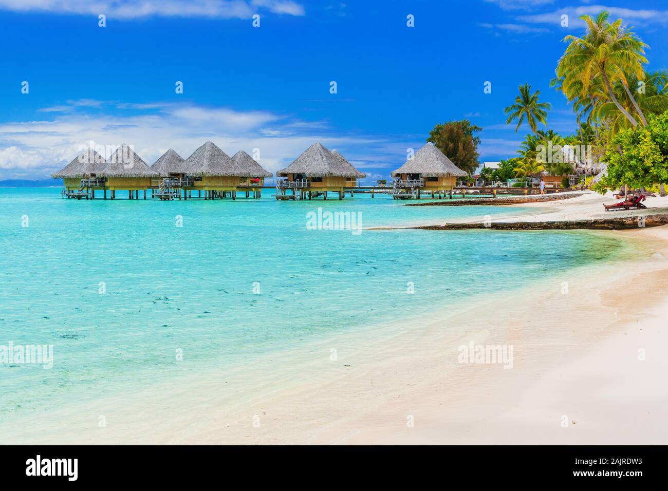 Bungalow sull'acqua del resort tropicale, isola di Bora Bora, vicino a Tahiti, Polinesia francese. Foto Stock