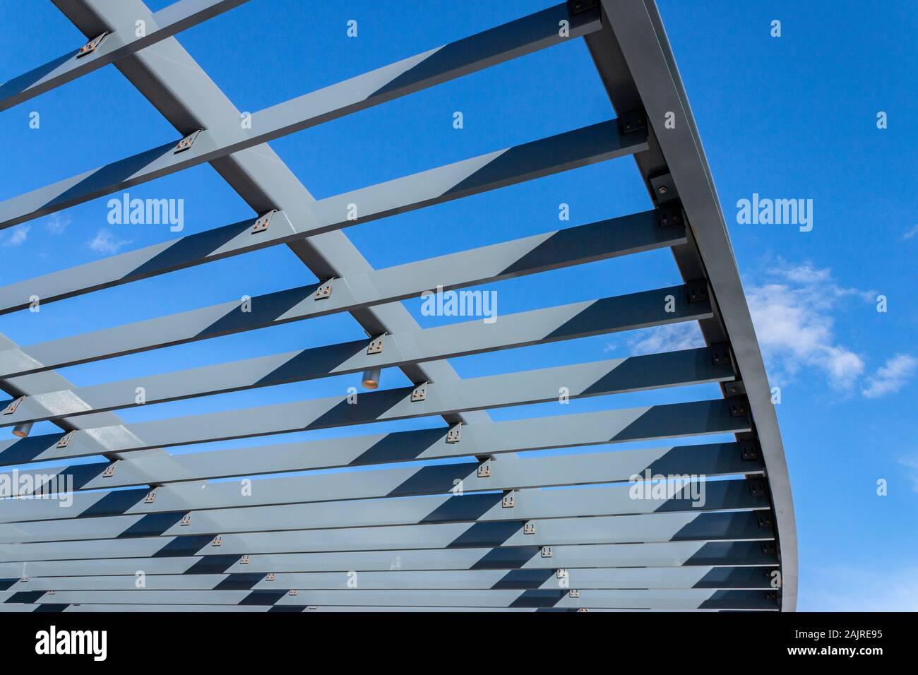 Abstract di metallo puntoni del tetto contro il cielo blu a Coney Island, Brooklyn, New York, Stati Uniti Foto Stock