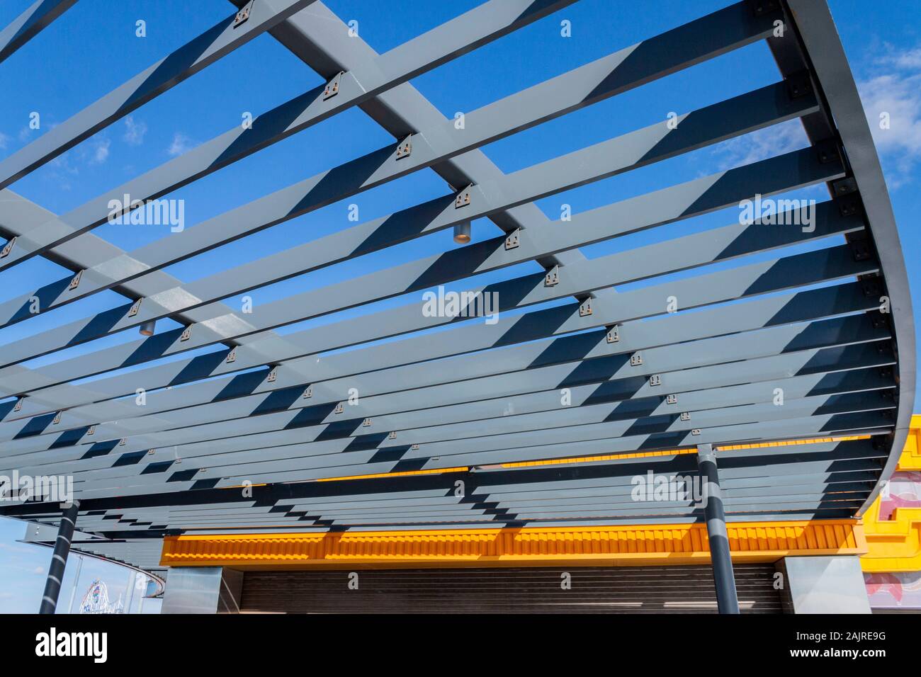 Abstract di metallo puntoni del tetto contro il cielo blu a Coney Island, Brooklyn, New York, Stati Uniti Foto Stock