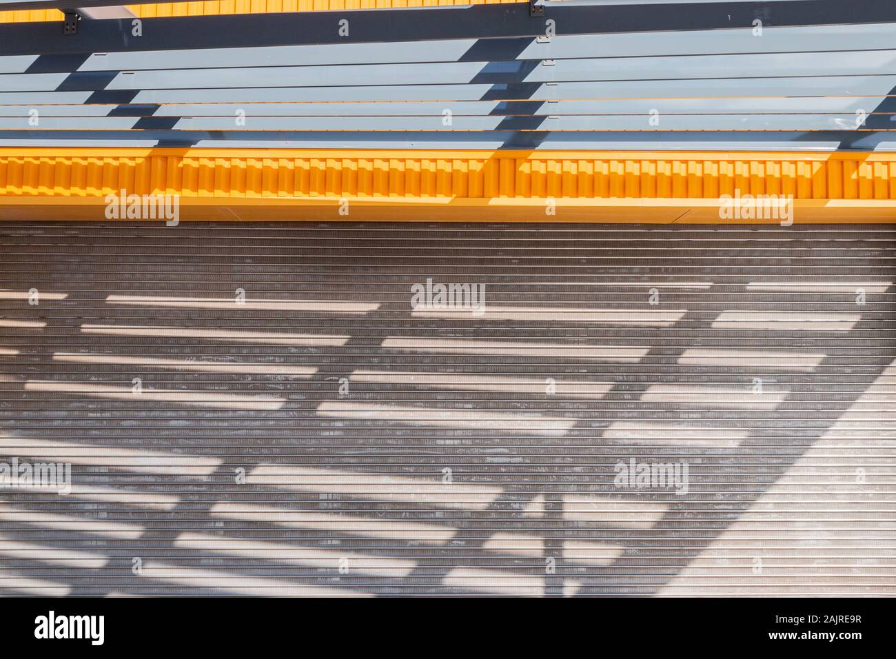Abstract di metallo puntoni del tetto contro il cielo blu a Coney Island, Brooklyn, New York, Stati Uniti Foto Stock