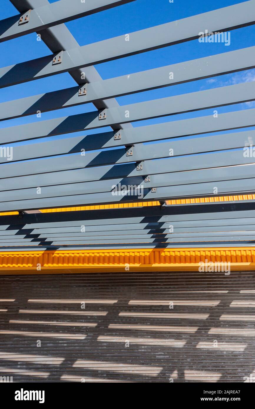 Abstract di metallo puntoni del tetto contro il cielo blu a Coney Island, Brooklyn, New York, Stati Uniti Foto Stock