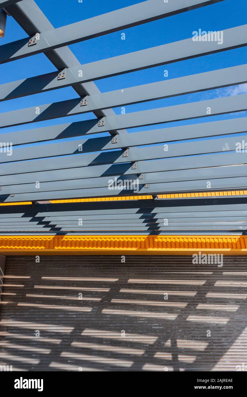 Abstract di metallo puntoni del tetto contro il cielo blu a Coney Island, Brooklyn, New York, Stati Uniti Foto Stock