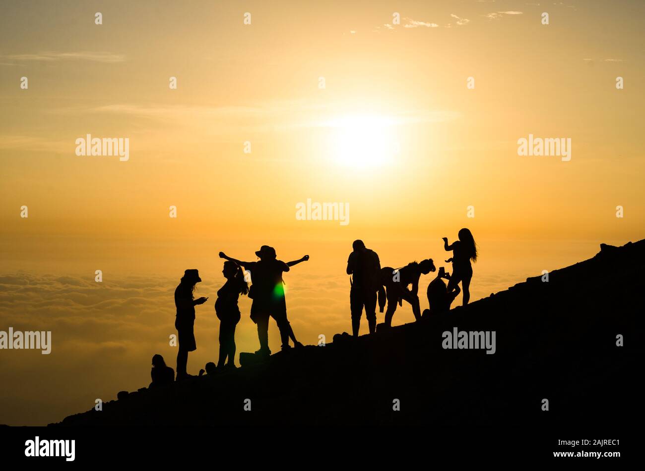 Bella vista al tramonto da Apu Siqay con la silhouette di un irriconoscibile persone, situato nella Villa Maria - Lima - Perù Foto Stock