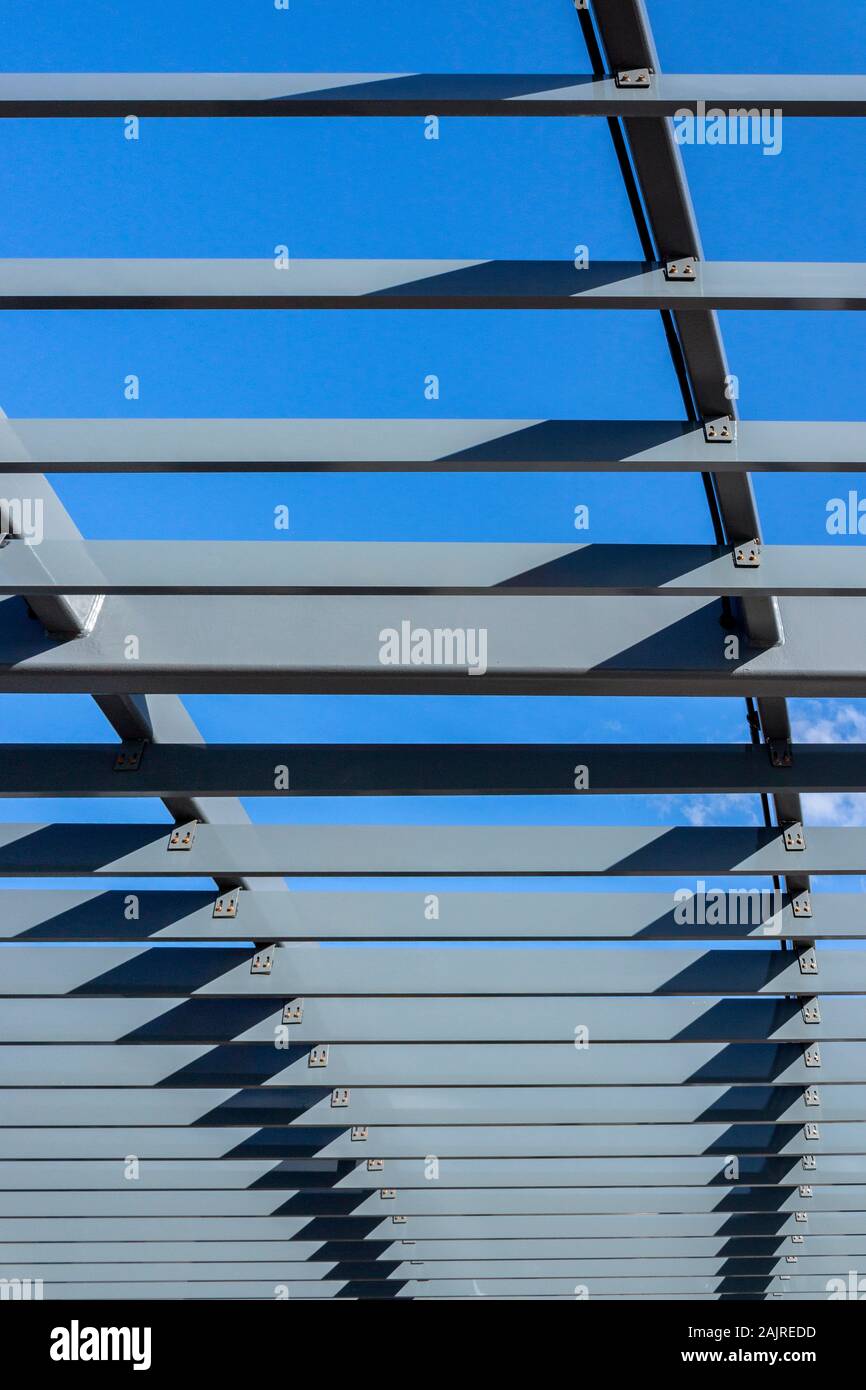 Abstract di metallo puntoni del tetto contro il cielo blu a Coney Island, Brooklyn, New York, Stati Uniti Foto Stock