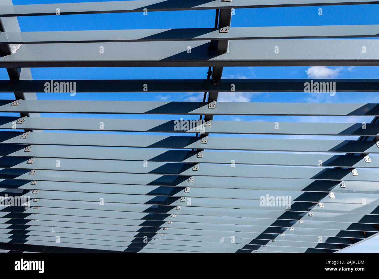 Abstract di metallo puntoni del tetto contro il cielo blu a Coney Island, Brooklyn, New York, Stati Uniti Foto Stock