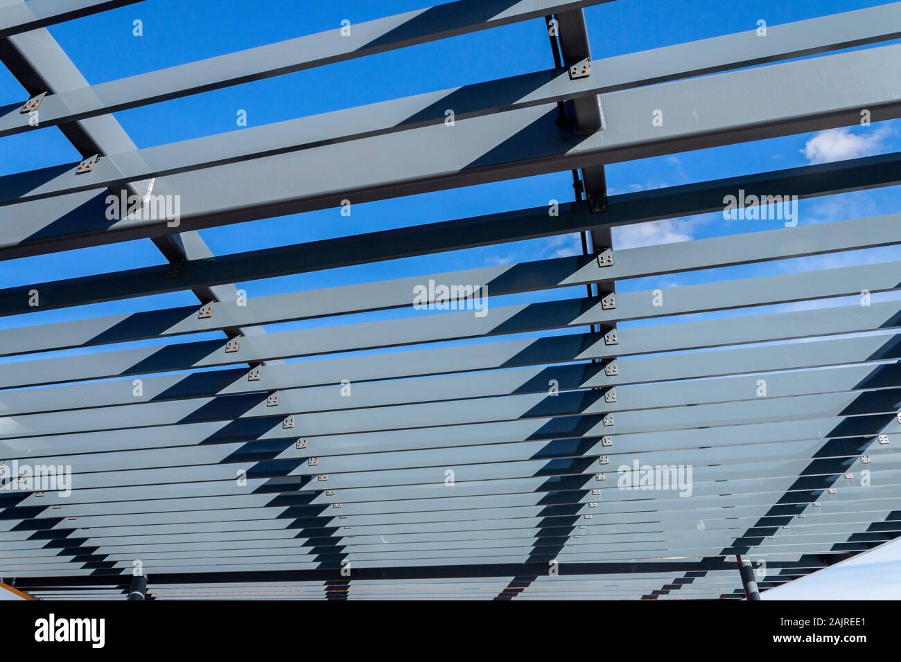 Abstract di metallo puntoni del tetto contro il cielo blu a Coney Island, Brooklyn, New York, Stati Uniti Foto Stock