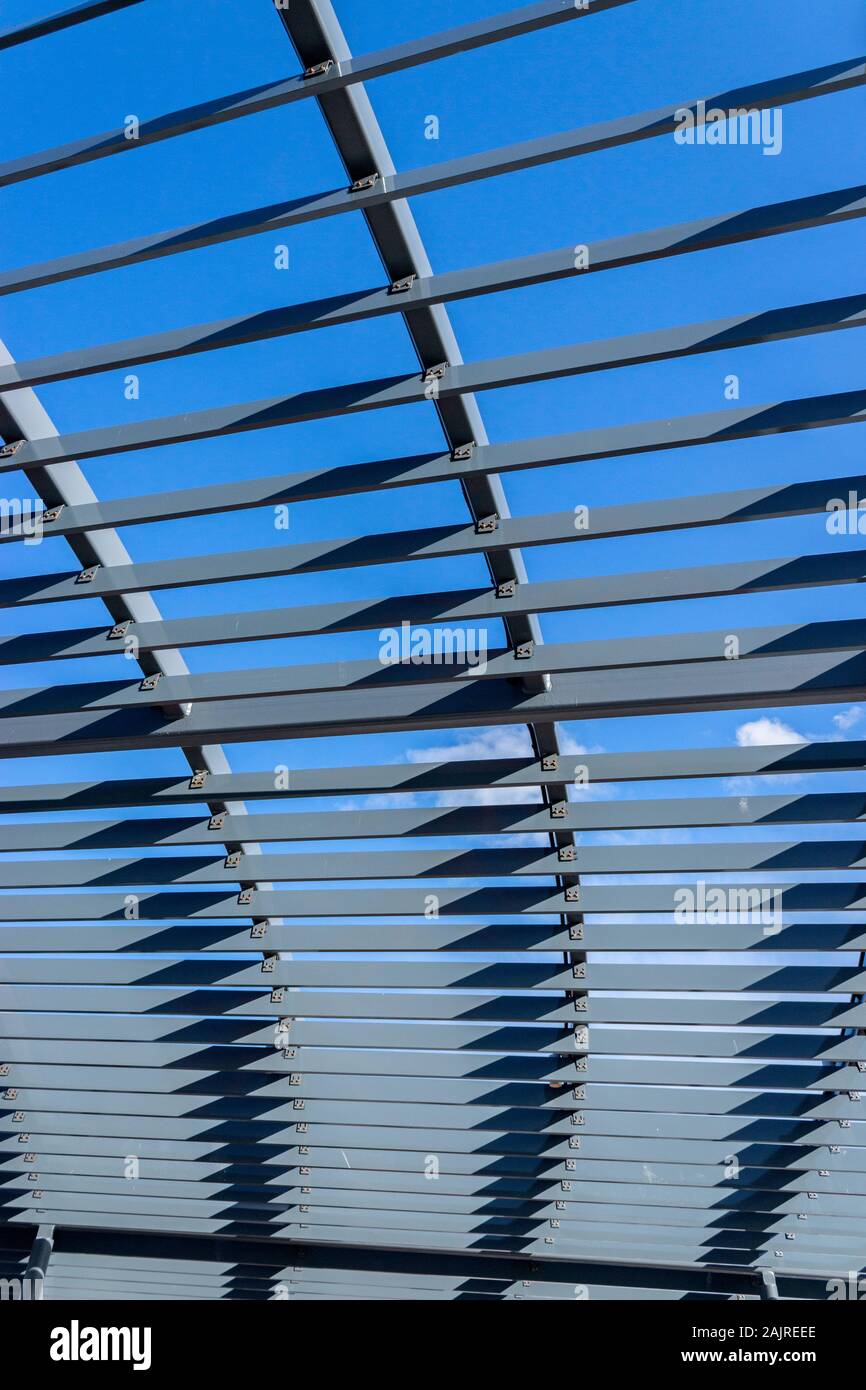 Abstract di metallo puntoni del tetto contro il cielo blu a Coney Island, Brooklyn, New York, Stati Uniti Foto Stock