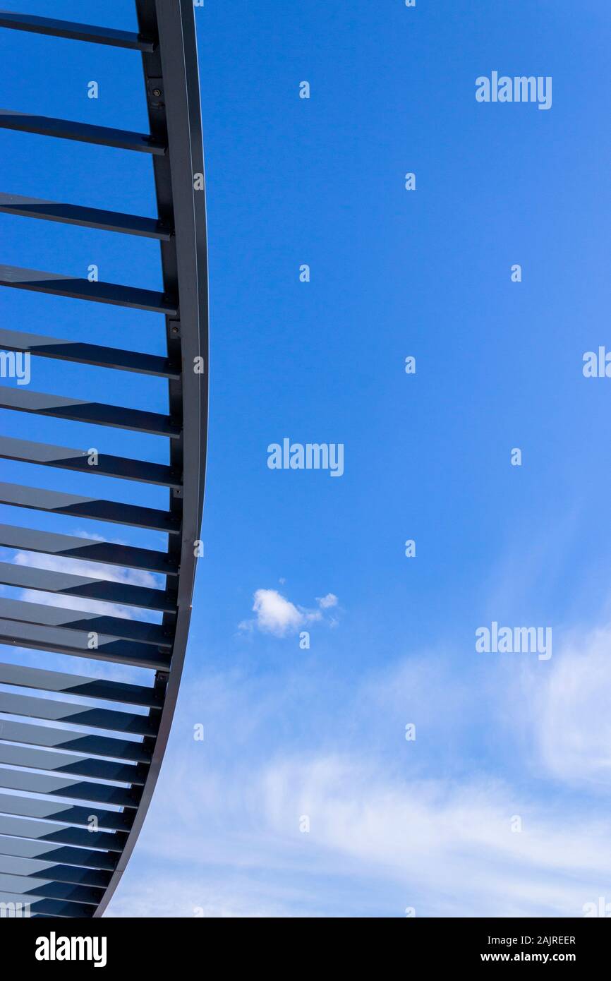 Abstract di metallo puntoni del tetto contro il cielo blu a Coney Island, Brooklyn, New York, Stati Uniti Foto Stock