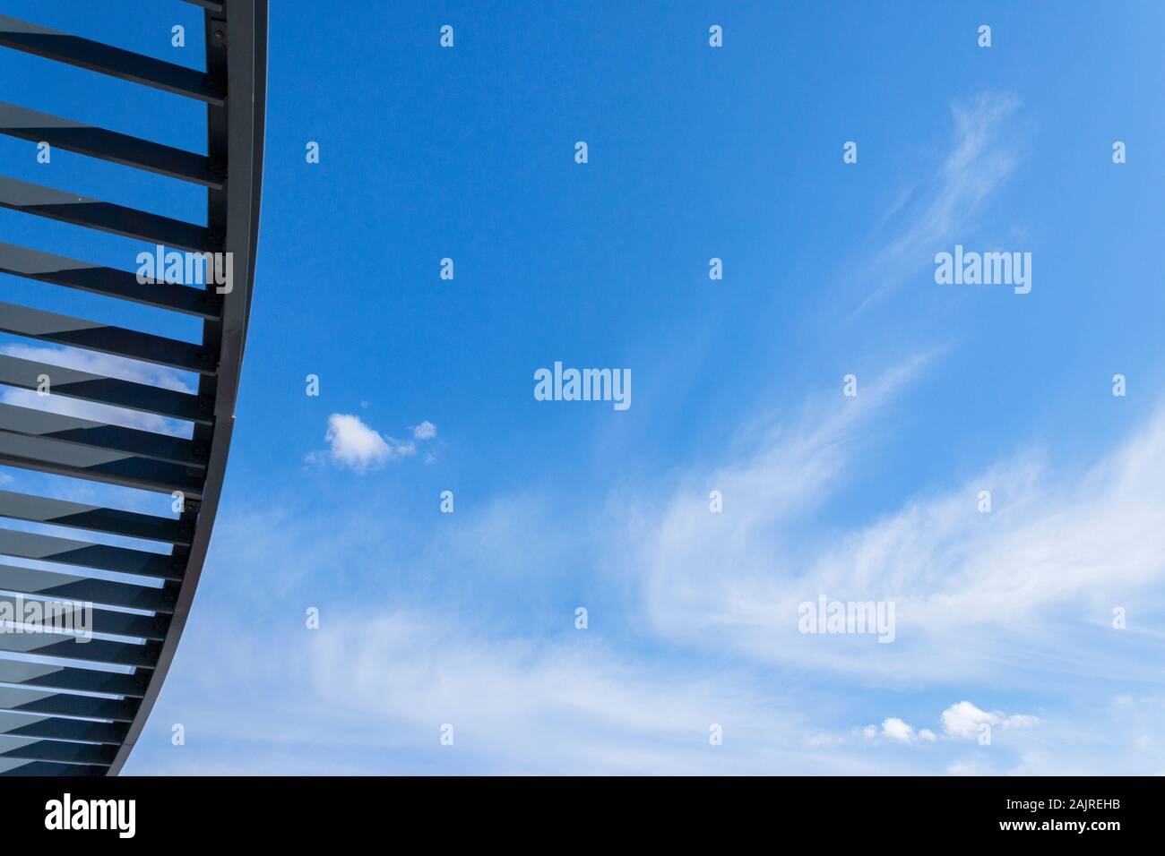 Abstract di metallo puntoni del tetto contro il cielo blu a Coney Island, Brooklyn, New York, Stati Uniti Foto Stock