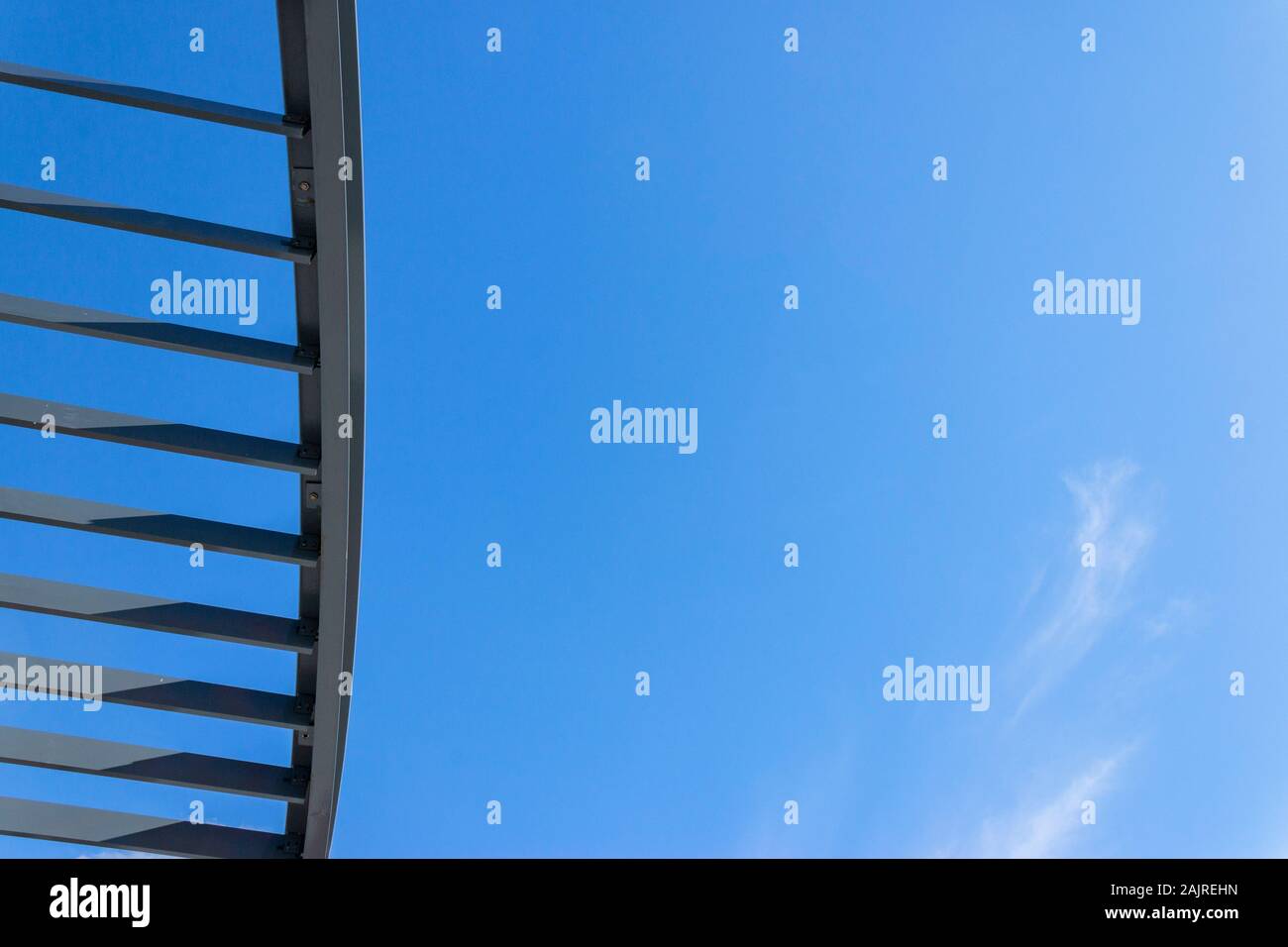 Abstract di metallo puntoni del tetto contro il cielo blu a Coney Island, Brooklyn, New York, Stati Uniti Foto Stock
