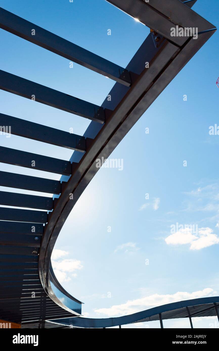 Abstract di metallo puntoni del tetto contro il cielo blu a Coney Island, Brooklyn, New York, Stati Uniti Foto Stock