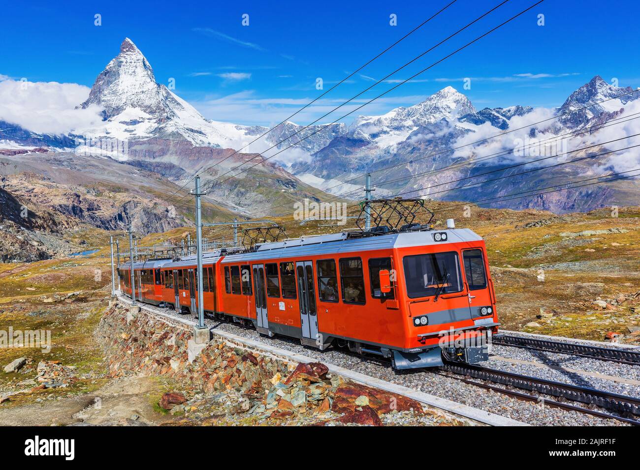 Zermatt, Svizzera. Gornergrat treno turistico con il Cervino picco in background. Foto Stock