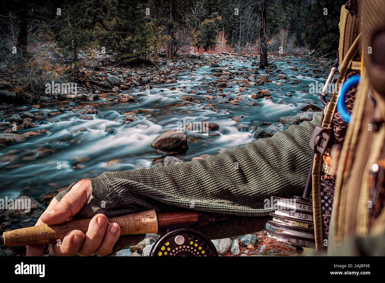 Western stye Fly Fisherman sul bordo del fiume in California Foto Stock