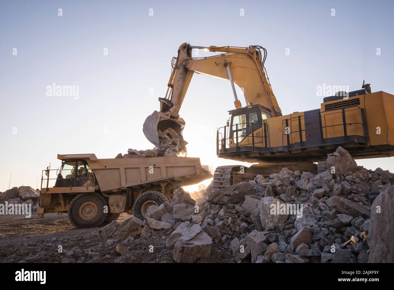 Macchinari per l'estrazione mineraria che lavorano su rocce Foto Stock