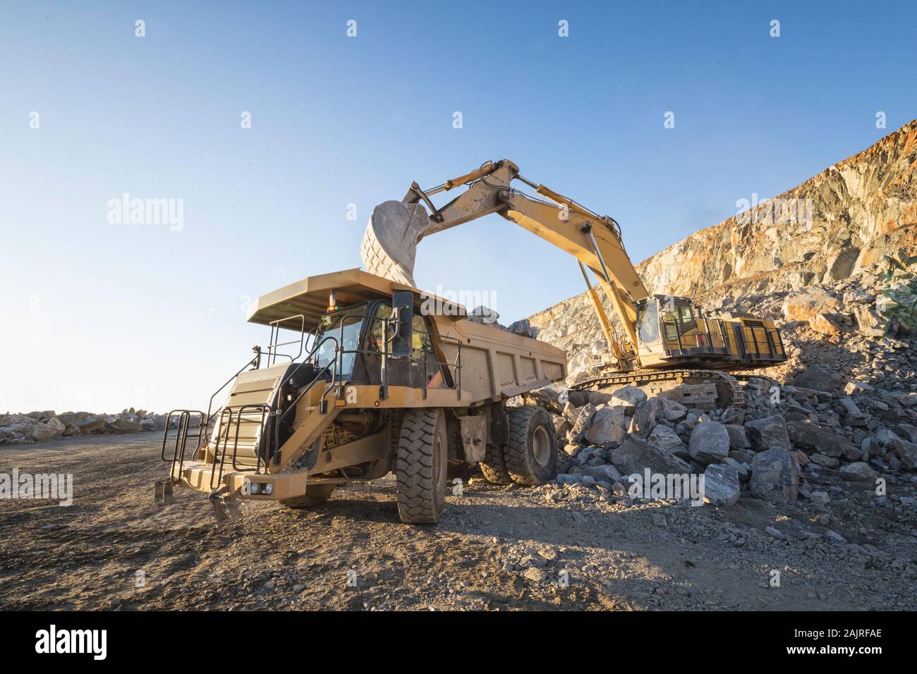 Macchinari per l'estrazione mineraria che lavorano su rocce Foto Stock