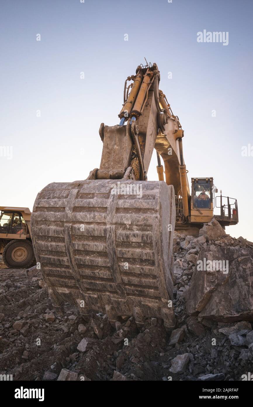 Macchinari per l'estrazione mineraria che lavorano su rocce Foto Stock