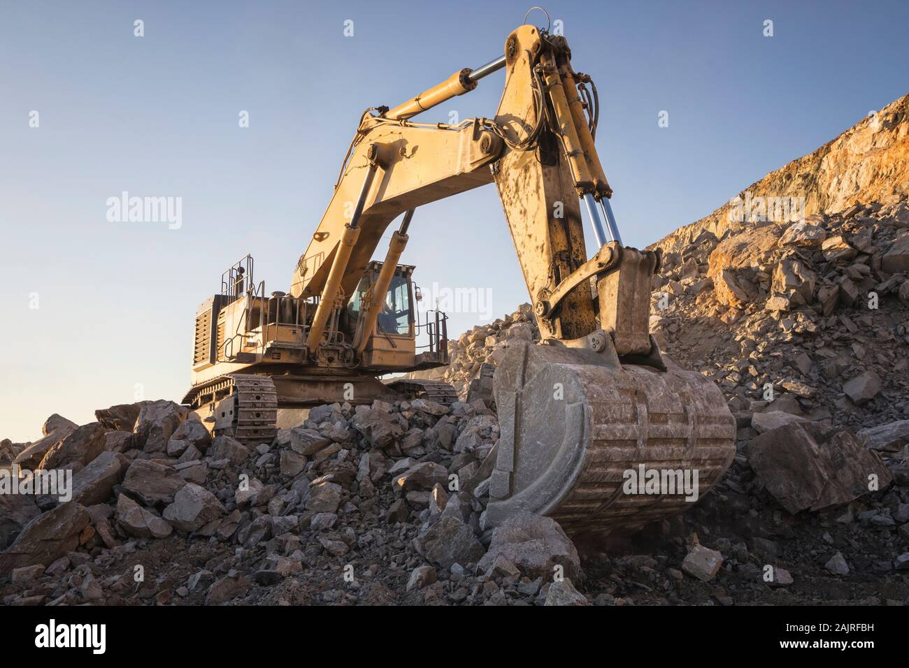 Macchinari per l'estrazione mineraria che lavorano su rocce Foto Stock